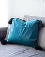 COUSSIN BLEU CANARD EN VELOURS ET POMPONS NOIRS