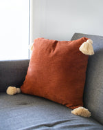 COUSSIN TERRACOTTA EN VELOURS ET POMPONS BEIGE