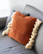 COUSSIN TERRACOTTA EN VELOURS ET POMPONS BEIGE