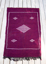 TAPIS MOTIFS BERBÈRES PRUNE ET BLANC
